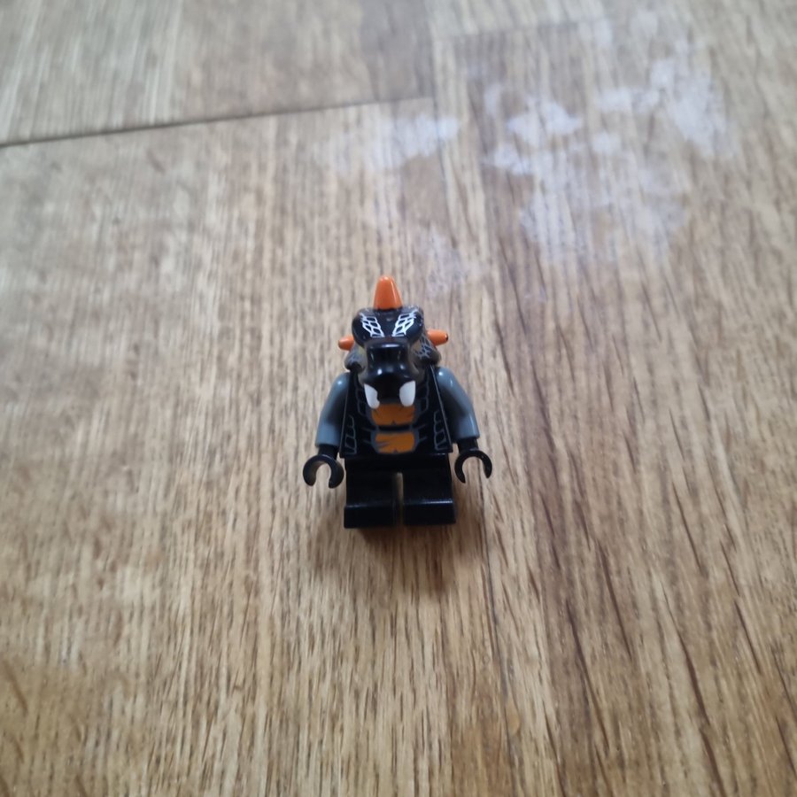 Lego Minifigur - Svart figur med orange detaljer