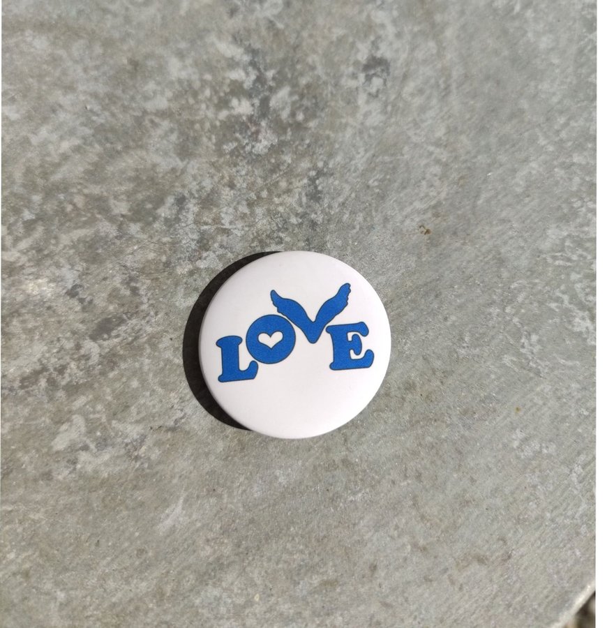 Coldplay Love Pin Badge blå text