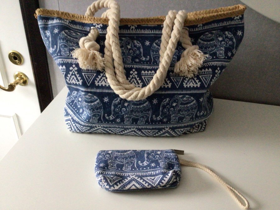 Härlig oanvänd tygväska med portmonnä i blått och vitt axelbandsväska