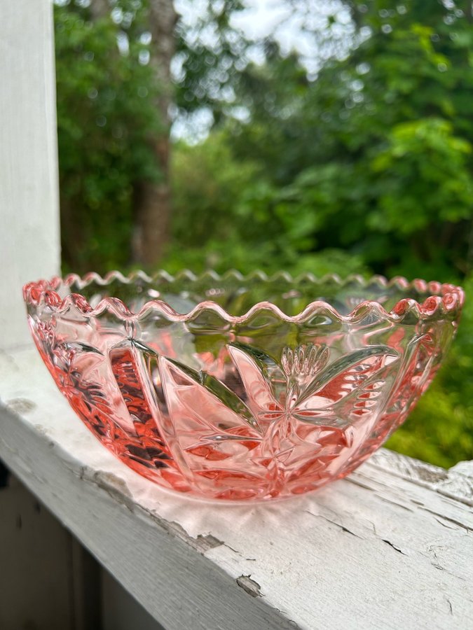 Pressglas- glasskål- vintage glas- Glimåkra glasbruk- ”Glimma glas ”servering