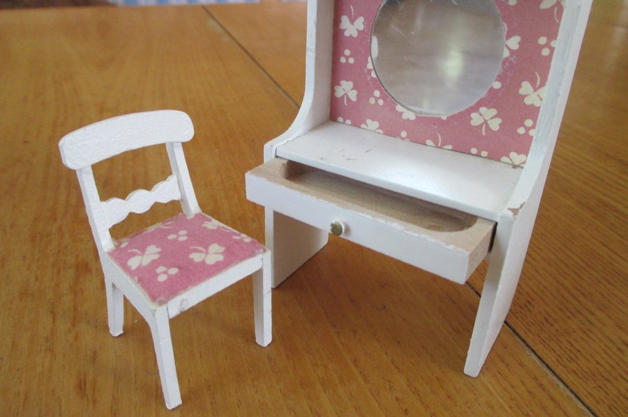 Dockmöbler: Sminkbord med stol i trä