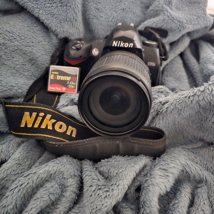 Nikon D70s Digitalkamera med minneskort och nytt batteri