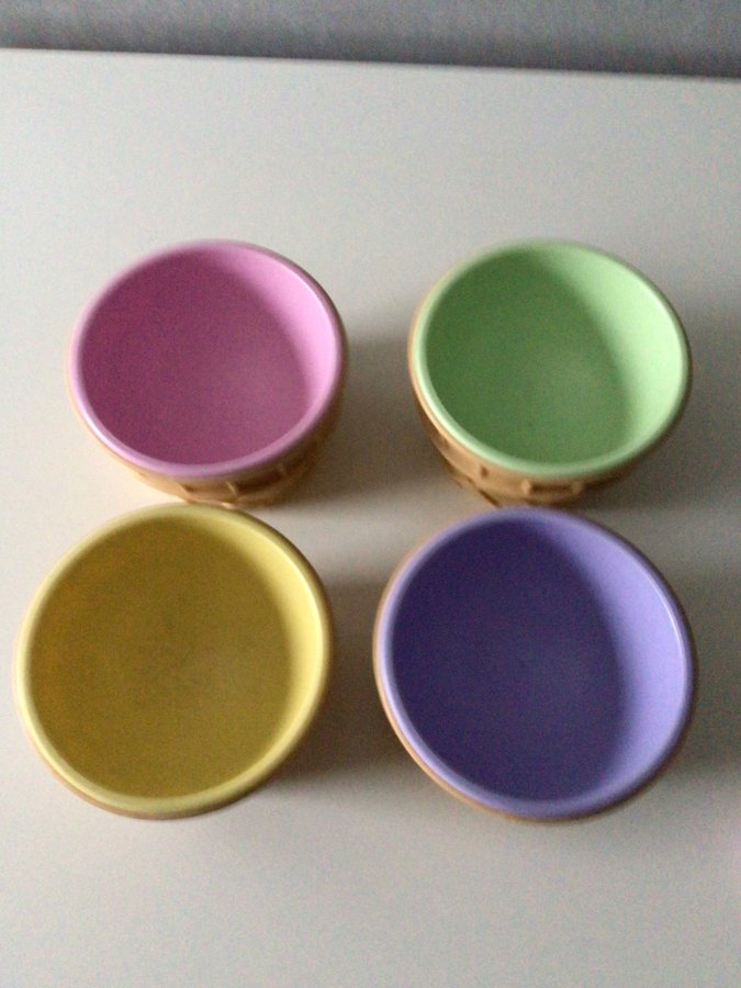 Färgglada glass-skålar med skedar i samma färger 4 stycken perfekt skick