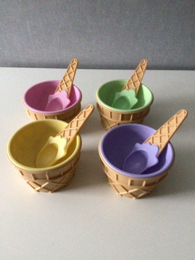 Färgglada glass-skålar med skedar i samma färger 4 stycken perfekt skick