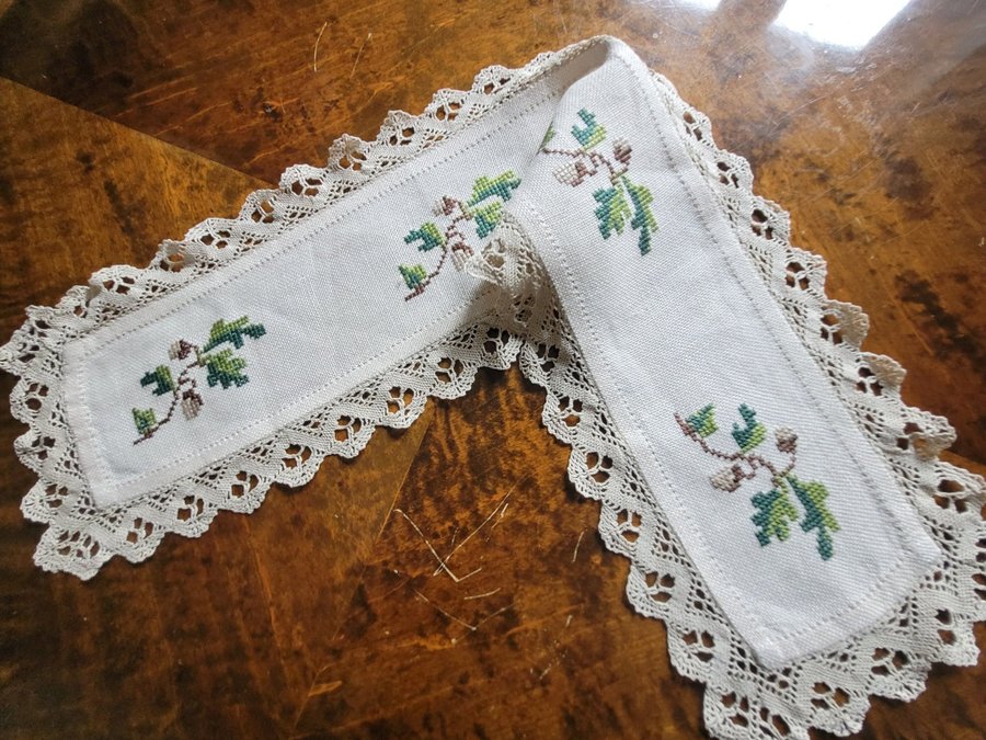 Söt handbroderad sensommar duk ekollon ekblad 60×9cm