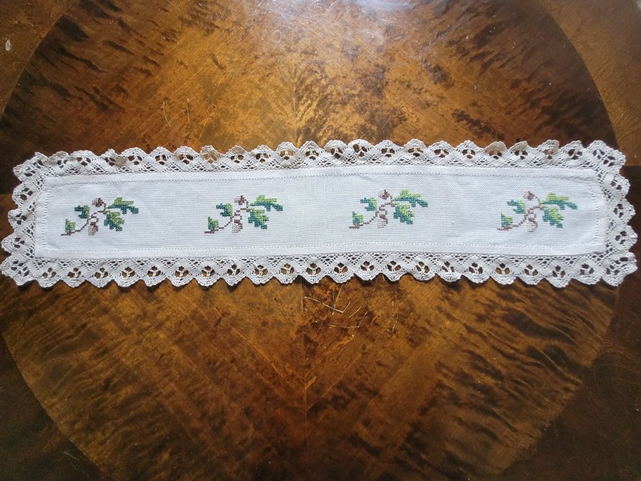 Söt handbroderad sensommar duk ekollon ekblad 60×9cm