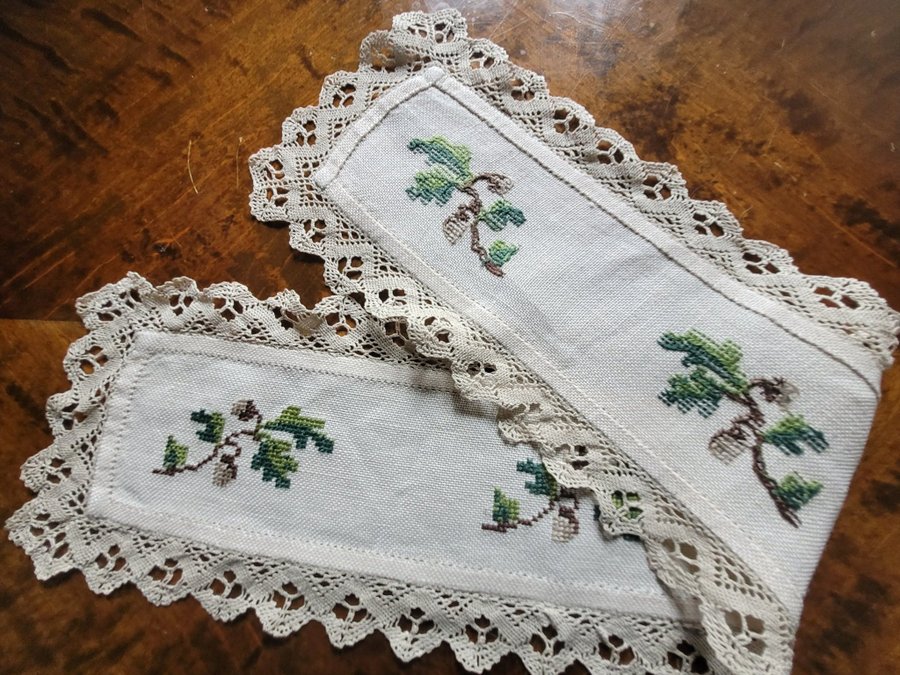 Söt handbroderad sensommar duk ekollon ekblad 60×9cm