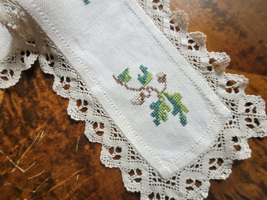 Söt handbroderad sensommar duk ekollon ekblad 60×9cm