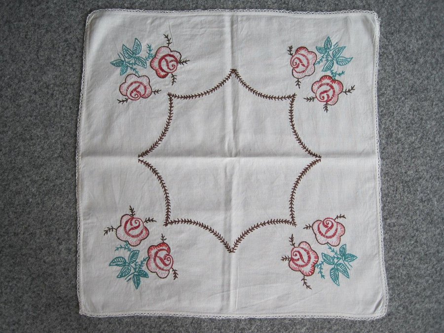 Vintage broderad duk med blommor