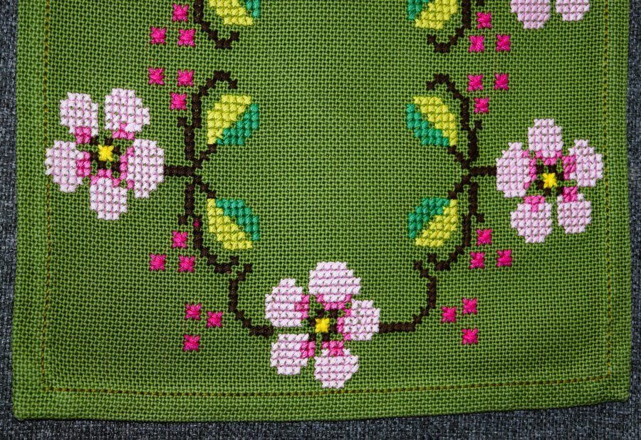 Handbroderad Löpare - Duk i grönt med handbroderade rosa blommor 23 x 68 cm