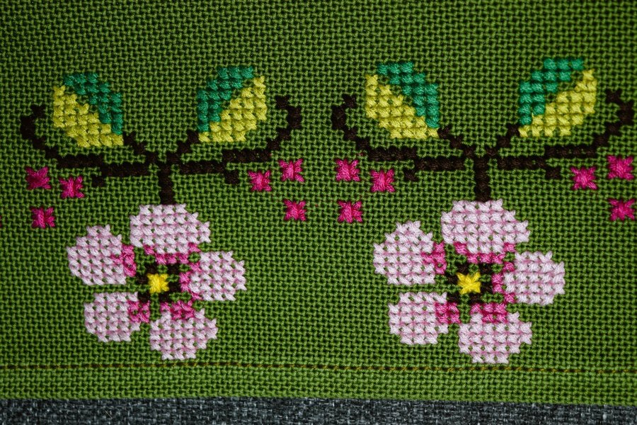 Handbroderad Löpare - Duk i grönt med handbroderade rosa blommor 23 x 68 cm