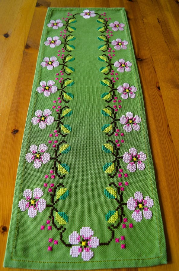 Handbroderad Löpare - Duk i grönt med handbroderade rosa blommor 23 x 68 cm