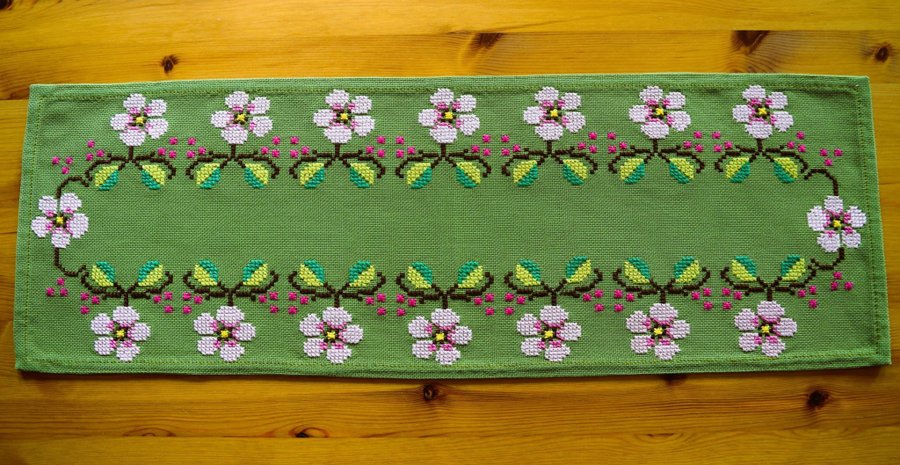 Handbroderad Löpare - Duk i grönt med handbroderade rosa blommor 23 x 68 cm