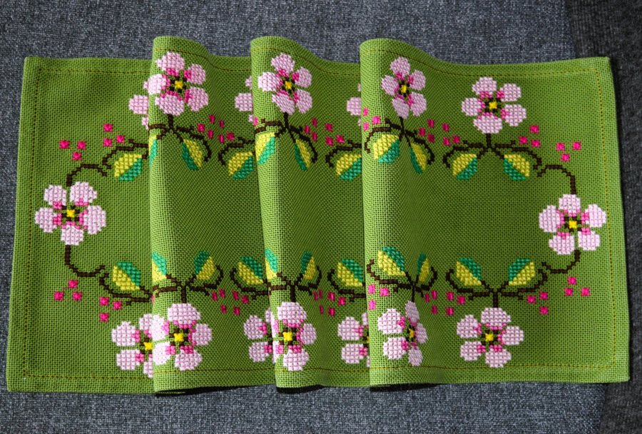 Handbroderad Löpare - Duk i grönt med handbroderade rosa blommor 23 x 68 cm