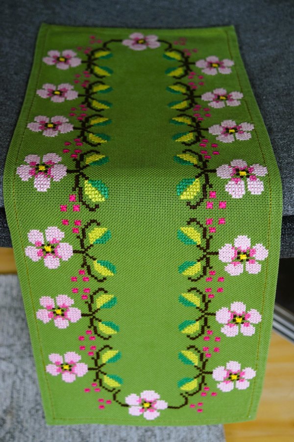 Handbroderad Löpare - Duk i grönt med handbroderade rosa blommor 23 x 68 cm