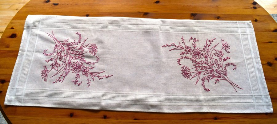 En fin handbroderad Duk - Löpare 40 x 100 cm