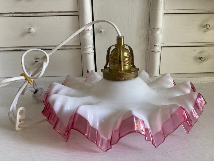 Vacker gammal lampskärm med rosa kant