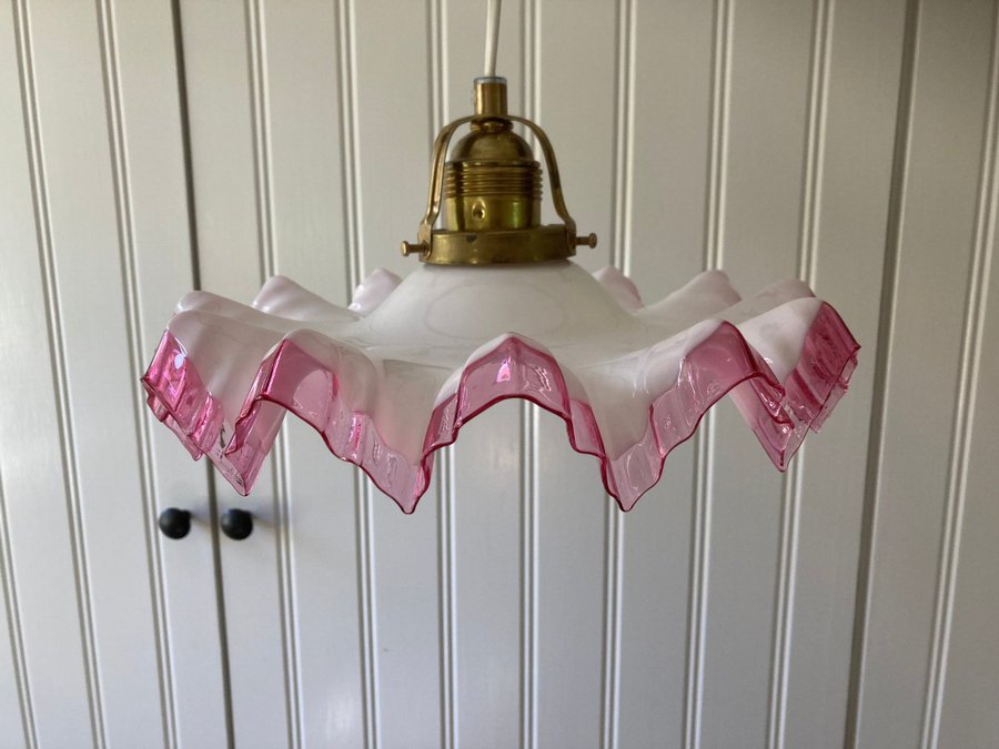 Vacker gammal lampskärm med rosa kant