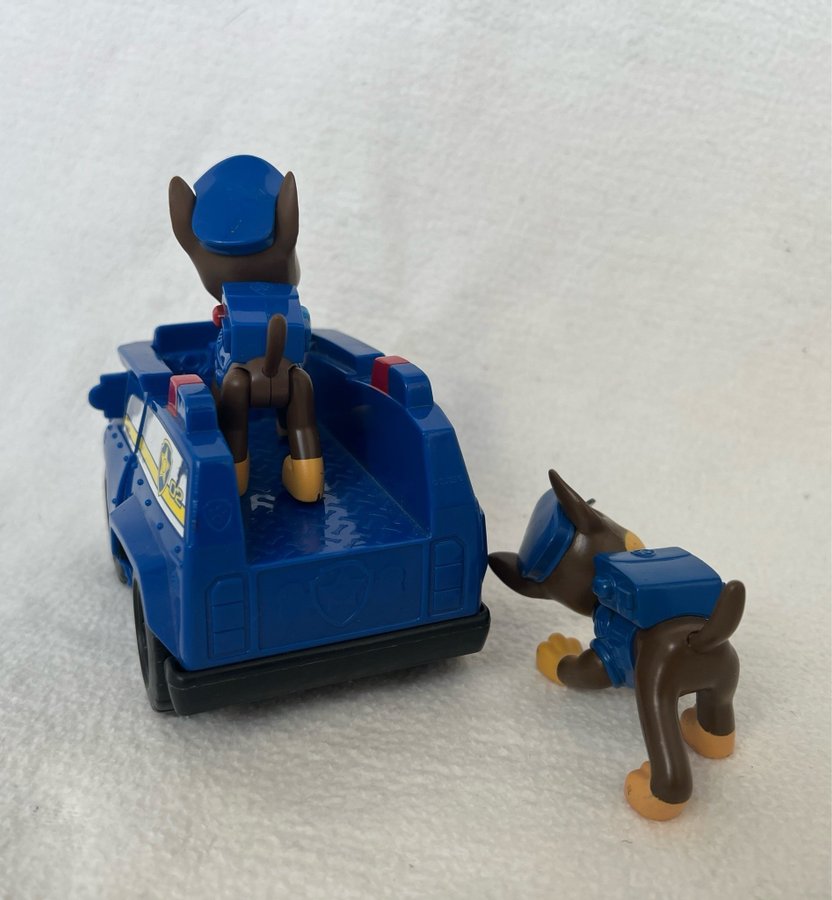 2 Paw Patrol Chase figurer och ett fordon