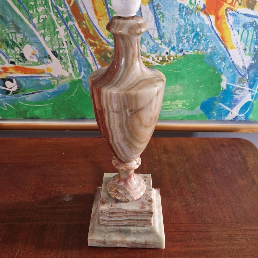 Bordslampa i alabaster 1900-tal 40 cm hög