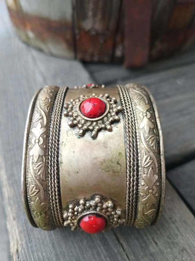 Vintage Dekorerat Mässingsfärgat Tenn Armband Med Röda Stenar