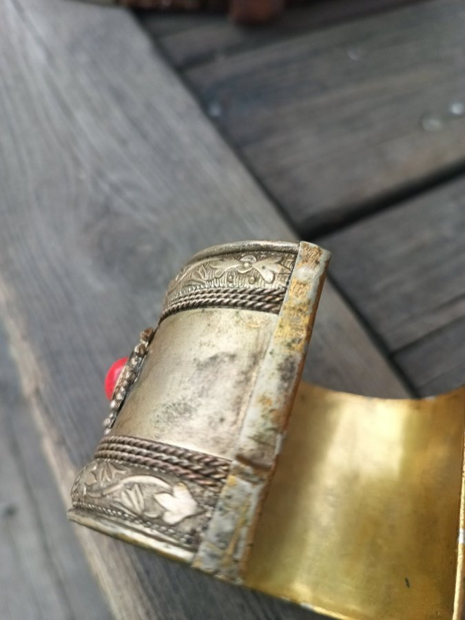 Vintage Dekorerat Mässingsfärgat Tenn Armband Med Röda Stenar