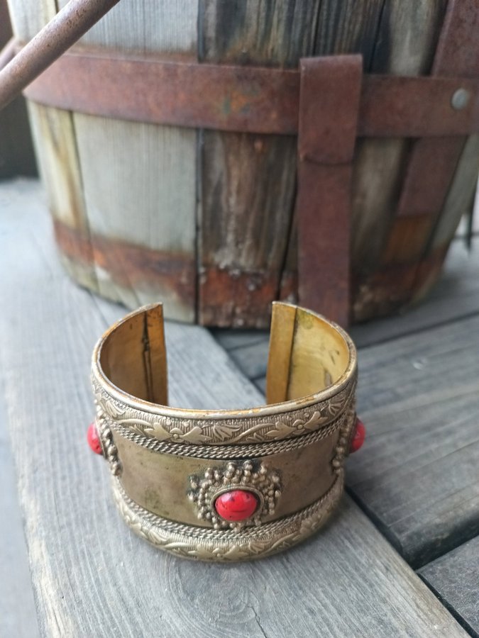 Vintage Dekorerat Mässingsfärgat Tenn Armband Med Röda Stenar