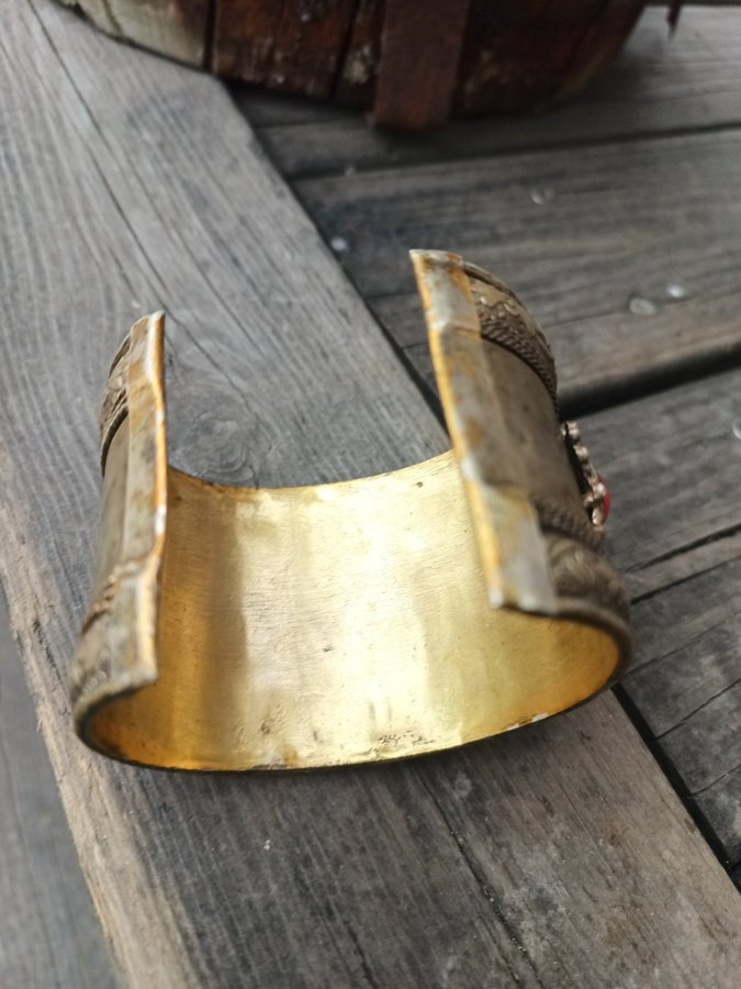 Vintage Dekorerat Mässingsfärgat Tenn Armband Med Röda Stenar