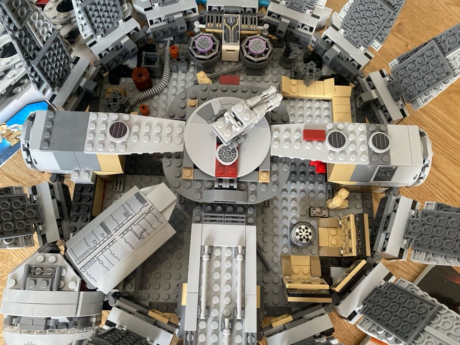 LEGO Star Wars Millennium Falcon 75105