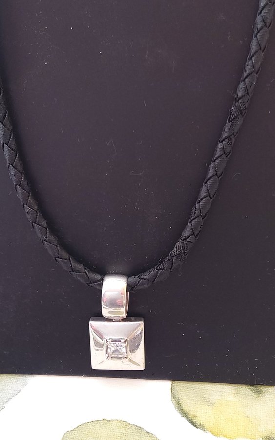 Ett fint vintage halsband med fint hänge i silver