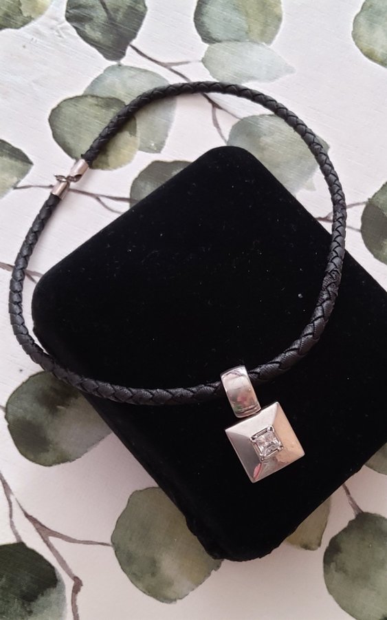 Ett fint vintage halsband med fint hänge i silver