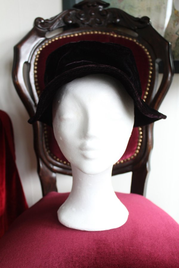 Brun hatt i sammet Vintage retro goth bohem trend hippie