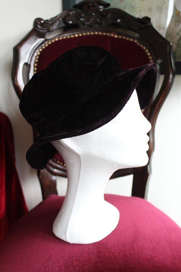 Brun hatt i sammet Vintage retro goth bohem trend hippie