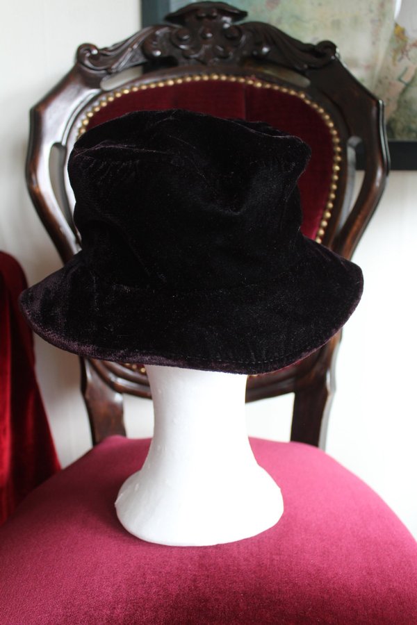 Brun hatt i sammet Vintage retro goth bohem trend hippie