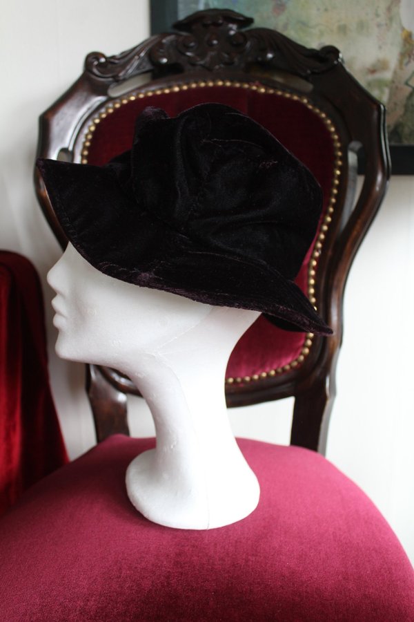 Brun hatt i sammet Vintage retro goth bohem trend hippie