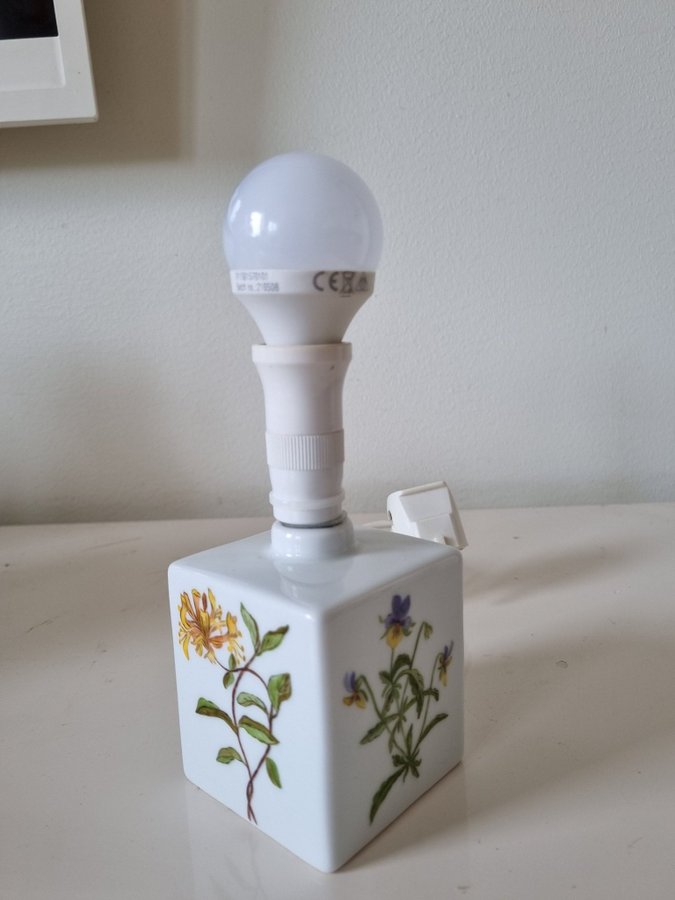 Lampfot; blomster; porslin; hantverk; retro 60-tal