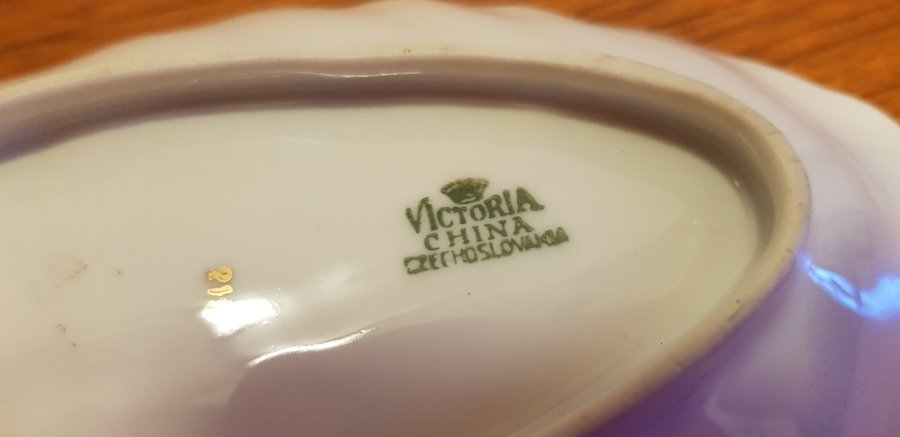 VICTORIA CHINA CZECHOSLOVAKIA GURKFAT VITT FAT I PORSLIN MED GURKA PÅ GULDKANT