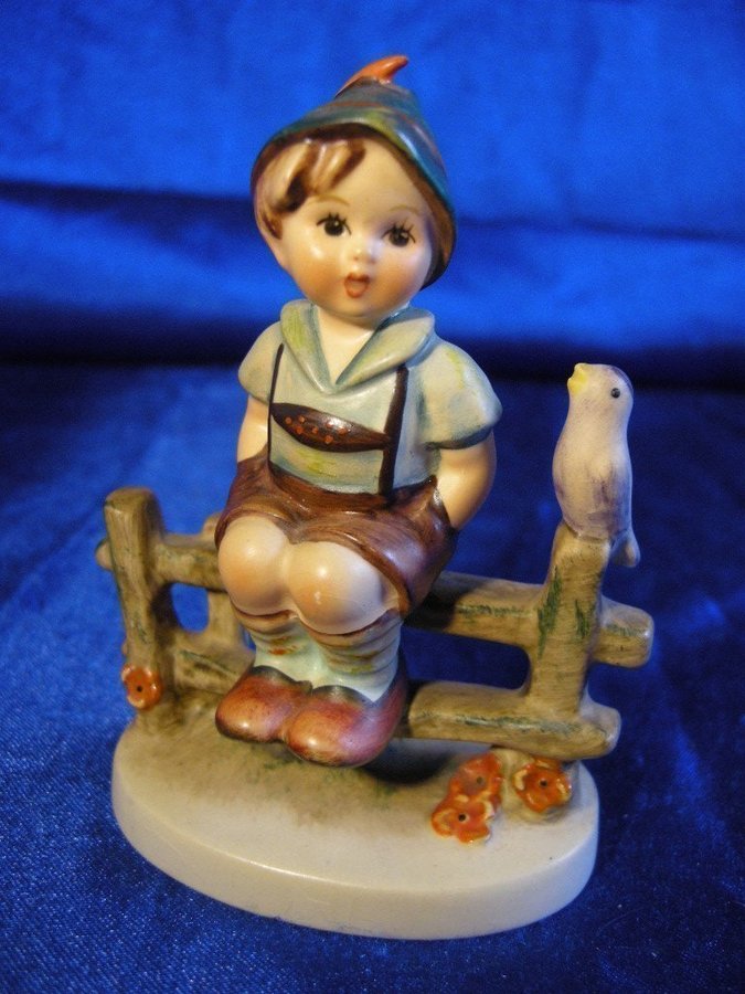 Pojke på staket Fin Hummel figurin märkt 1938