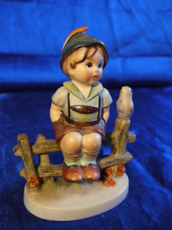 Pojke på staket Fin Hummel figurin märkt 1938