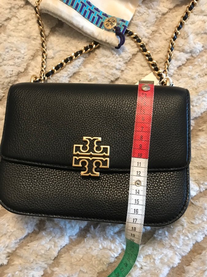 Oanvänd Tory Burch väska i skinn