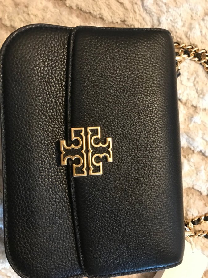 Oanvänd Tory Burch väska i skinn