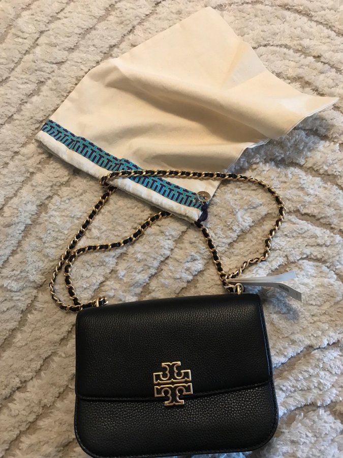 Oanvänd Tory Burch väska i skinn