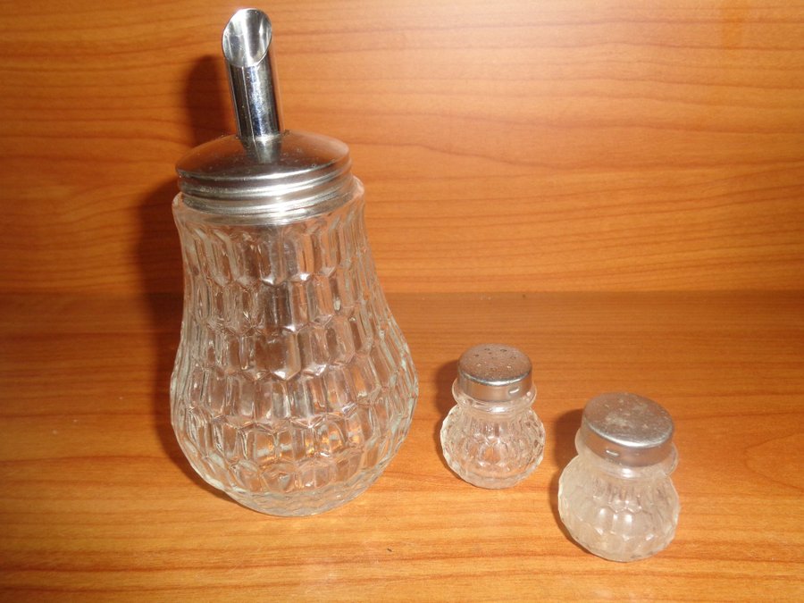 RETRO SOCKERSTRÖARE STOR SALT OCH PEPPAR 2 SMÅ GLAS OCH METALL