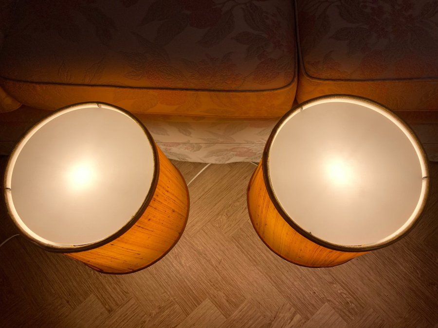 Två bordslampor med marmorfot och tygskärm