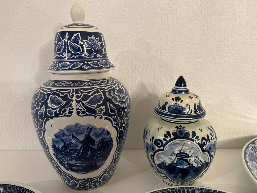 Blue Delft Holland tre väggtallrikar och två liddade vase