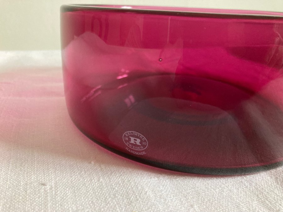 Vacker mörkt rosa skål glasskål Reijmyre köpt på NK handgjord