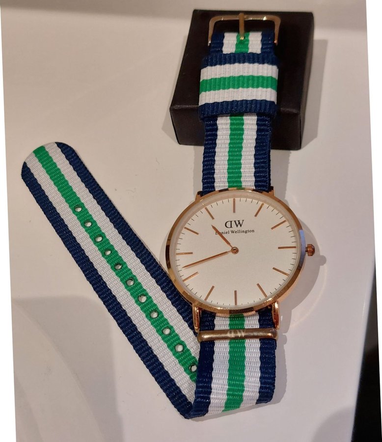 Daniel Wellington Klocka med blått vitt och grönt armband