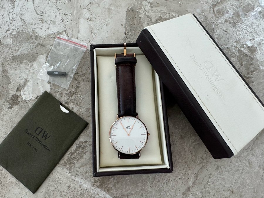 Daniel Wellington Klocka med Brunt Läderband - Fint skick!