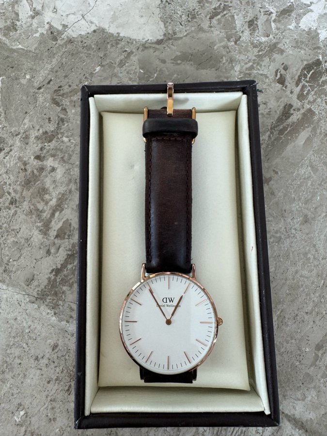 Daniel Wellington Klocka med Brunt Läderband - Fint skick!