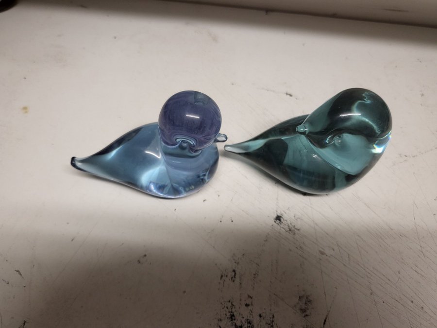 Två blå figuriner i glas svenskt 9 cm